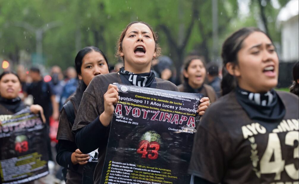 A lo largo de Reforma se escuchó la consigna: “¡Porque vivos se los llevaron, vivos los queremos!”. Foto: Fernanda Rojas / EL UNIVERSAL