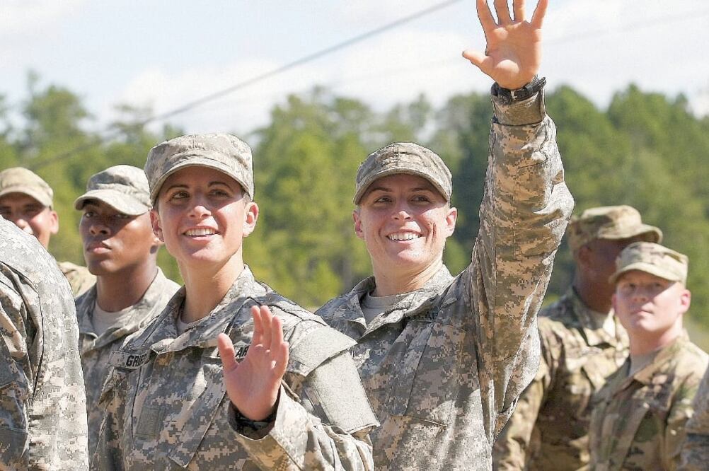 La capitana Kristen Griest (izq.) y la teniente Shaye Haver saludan a sus familiares, en la ceremonia de graduación de los “rangers”, en Georgia, ayer (TAMI CHAPPELL. REUTERS)