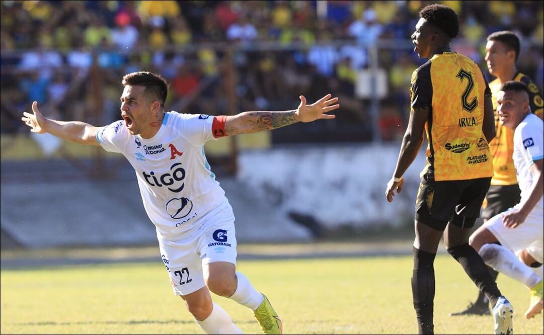 Ambos jugadores fueron expulsados y trasladaron su conflicto al túnel de vestuarios. FOTO: @elsalvador 