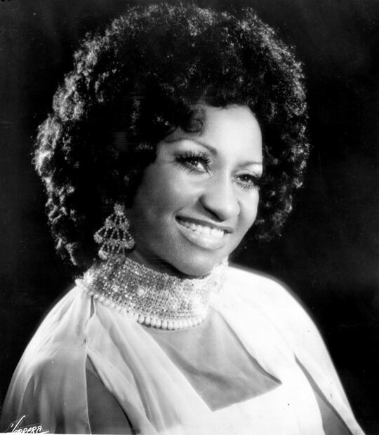 El estilo característico de Celia Cruz fue una imagen que fue construyendo a lo largo de su carrera desde su creciente éxito en Cuba como en su etapa de giras internacionales. Foto: Especial.