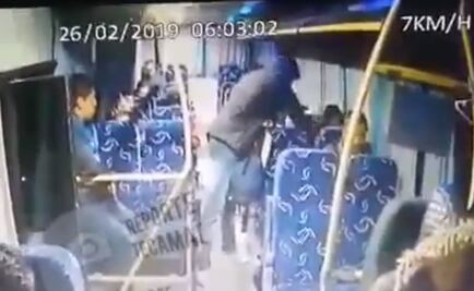 Captan en video a asaltante que golpea a pasajera por esconder su bolsa en Tecámac