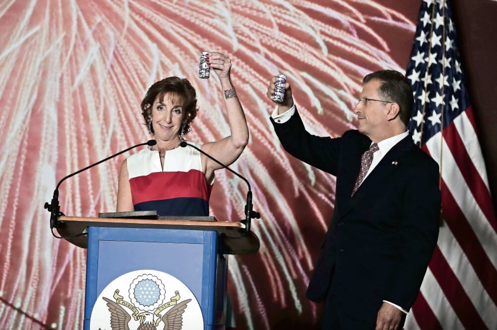 Fiesta. La embajadora de EU en México, Roberta Jacobson, celebró el 241 aniversario de la independencia de su país. (ALEJANDRO ACOSTA. EL UNIVERSAL)