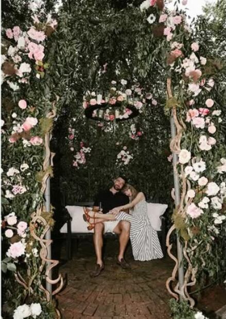 Taylor Swift y Travis Kelce se comprometen tras dos años de relación. Comparten foto del momento de su compromiso. Foto: Instagram taylorswift