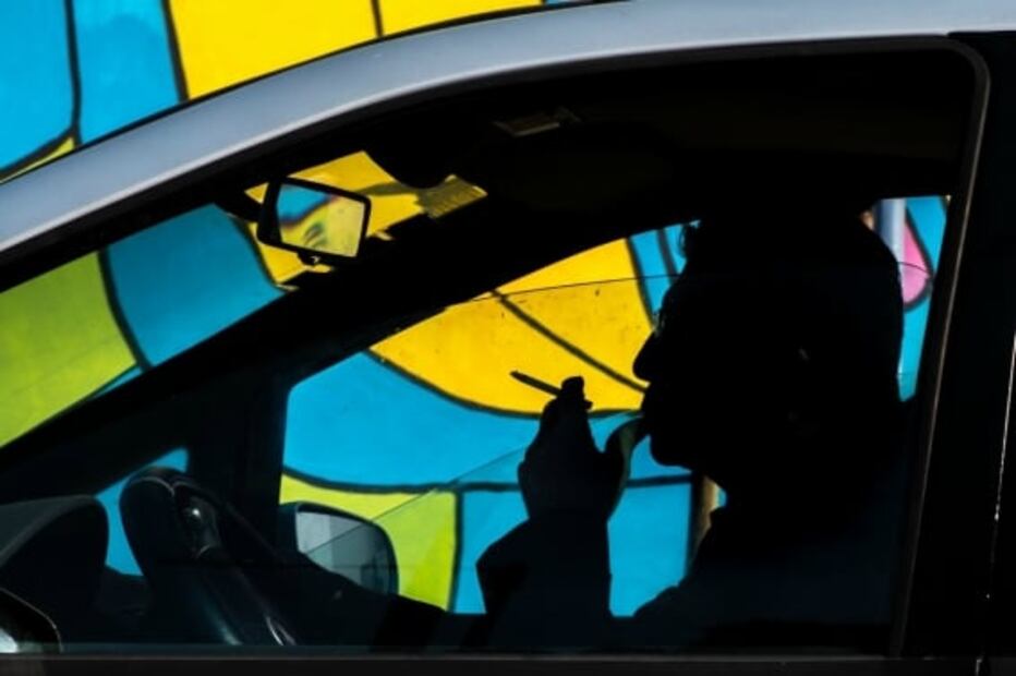 Esto es lo que pasa cuando fumas en tu auto