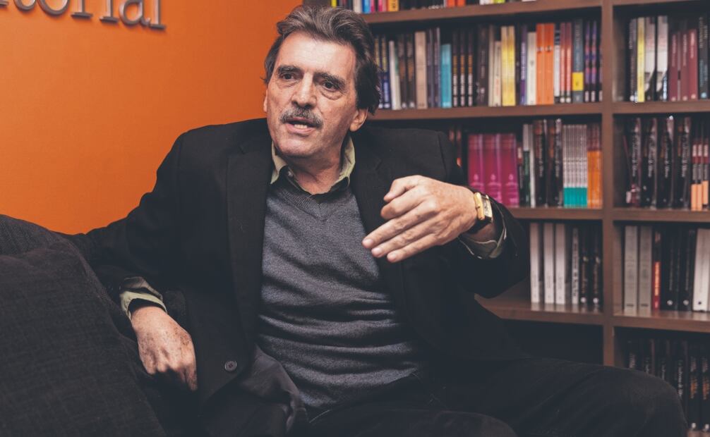 Entrevista al escritor Enrique Serna, por su novela El dios hambriento. Foto Hugo Salvador/ EL UNIVERSAL