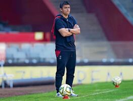 Gonzalo Pineda acusa “medidas diferentes” para los técnicos mexicanos en la Liga MX