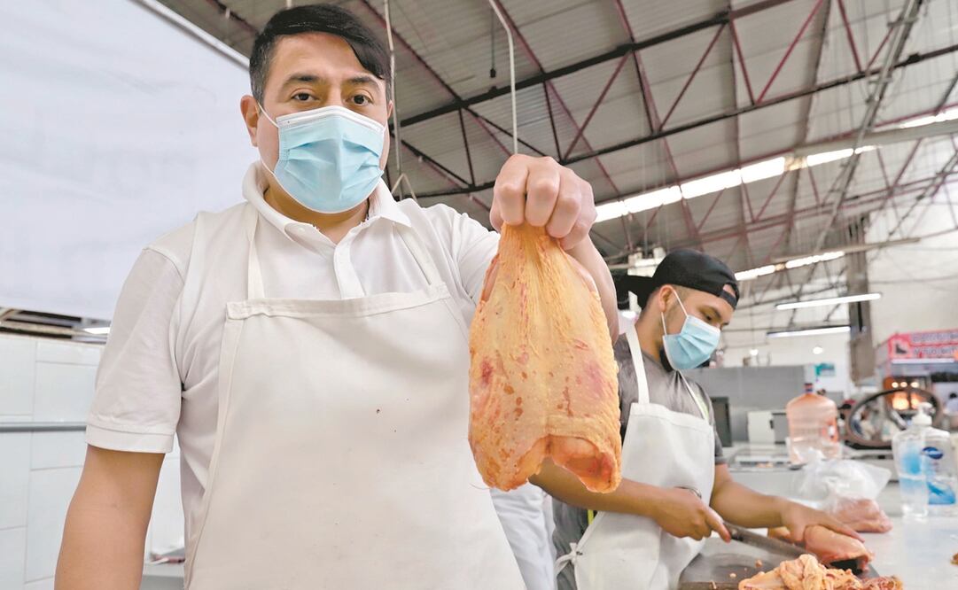 Ricardo, vendedor de pollo en el mercado Cuauhtémoc, ofrecía hace un año a 80 pesos el kilo; tuvo que subirlo a 105 pesos. Foto: Berenice Fregoso. EL UNIVERSAL