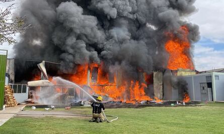 VIDEO: Se incendia fábrica de trofeos en los límites de Texcoco y Chicoloapan