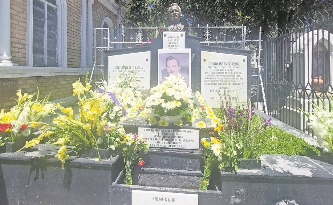 La tumba del actor y cantante fue cubierta de flores ayer, durante su 66 aniversario luctuoso. Foto: Sughey Baños/ El Universal
