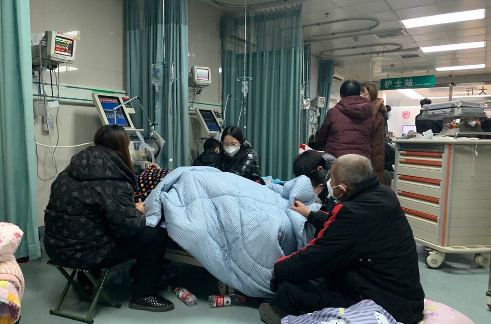Familiares de un paciente, en el departamento de emergencias de un hospital en la ciudad de Bazhou, en la provincia de Hebei. Foto: AP