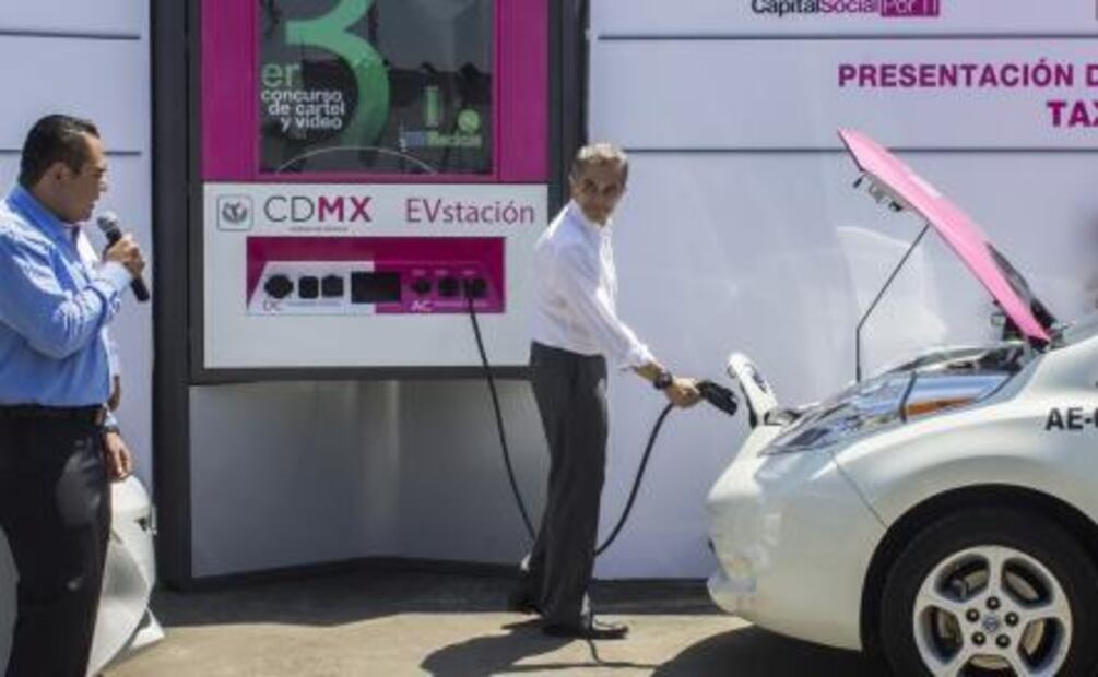 Mancera presenta modelo de taxi híbrido