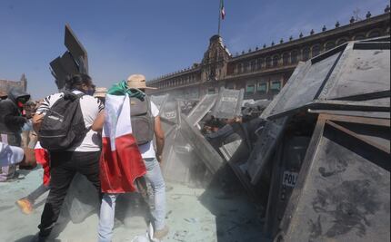 Manifestantes logran derribar las vallas metálicas soldadas de Palacio Nacional; se enfrentan con policías