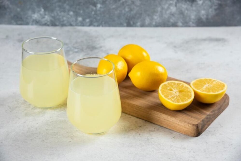 Agua con limón | Fuente: Freepik