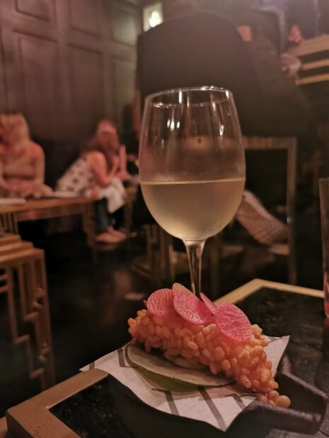 Comida y bebida estrechan las manos en la Juárez