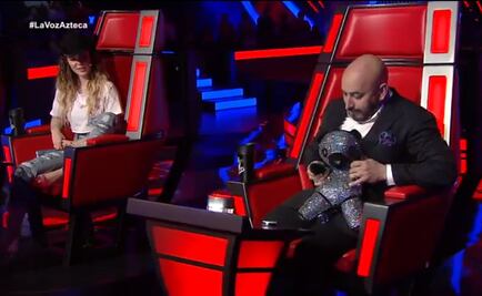 Lupillo Rivera y Belinda intercambian peluche y sombrero en "La Voz"