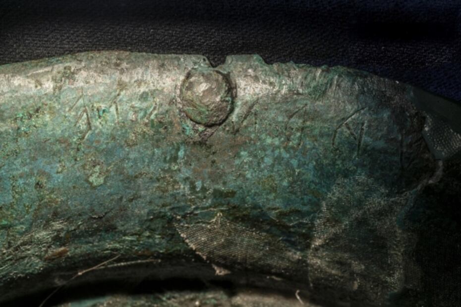 Hallan rara inscripción en yelmo etrusco de hace 2 mil 400 años