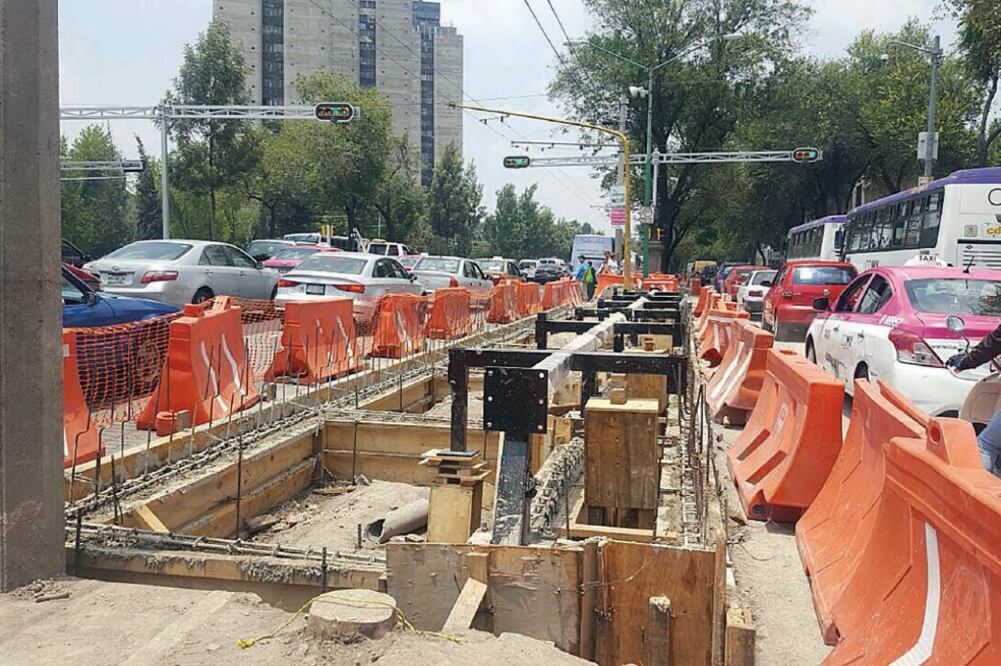 Según la Secretaría de Obras y Servicios, los trabajos consistieron en el retiro de la banqueta, excavación de una zanja de 60 centímetros de profundidad y armado en sitio de los módulos que conforman las bases, y colado de éstas (SANDRA HERNÁNDEZ)
