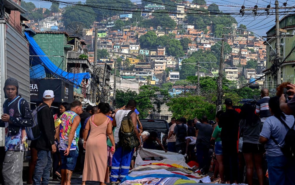 Residentes de una favela Vila Cruzeiro de Río de Janeiro alinearon más de 50 cuerpos en la plaza São Lucas, el miércoles 29 de octubre, un día después de la operación policial más letal en la historia de la ciudad brasileña. Foto: AFP