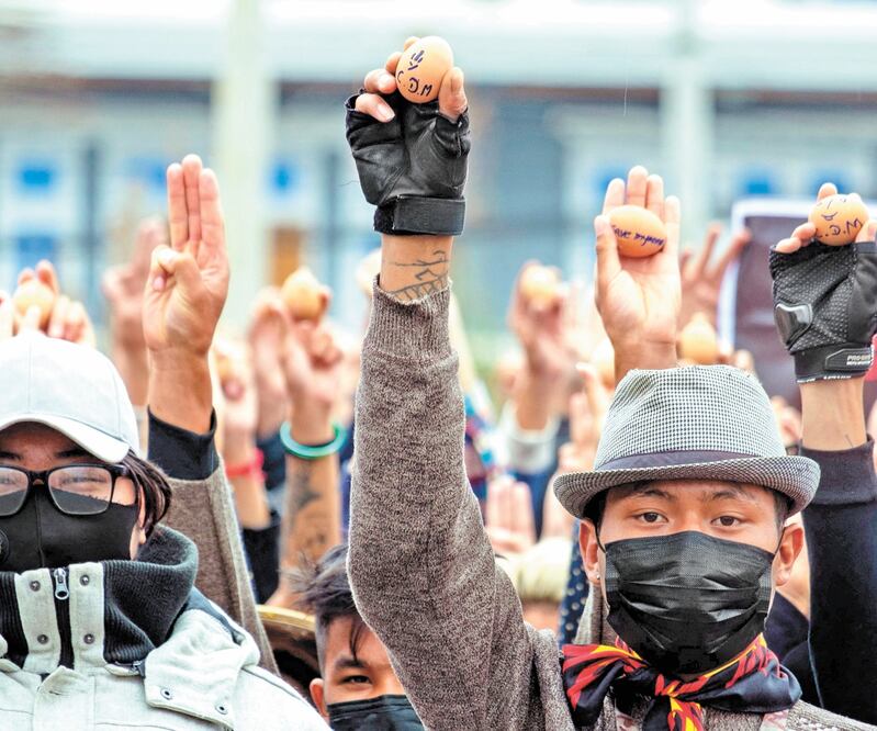 Birmanos pusieron mensajes contra la junta en huevos. Foto: AFP