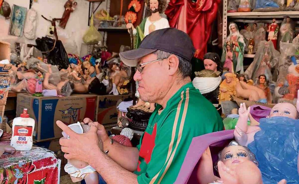 Los hijos de doña Mary crecieron en medio de pinceles, yeso y artefactos para restaurar figuras religiosas. Foto: Alberto González | El Universal (20/01/2025)