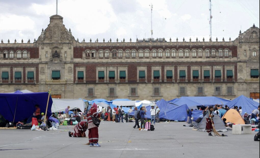 Maestros de la CNTE comenzaron con el retiro de su plantón que mantenían desde el pasado 15 de mayo en el Zócalo de la Ciudad de México, el 6 de junio de 2025. Foto: Fernanda Zamora/EL UNIVERSAL