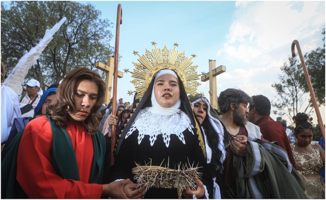 La vírgen  presenta la corona de espinas que le pondrá a Jesucristo. Foto: Gabriel Pano/EL UNIVERSAL