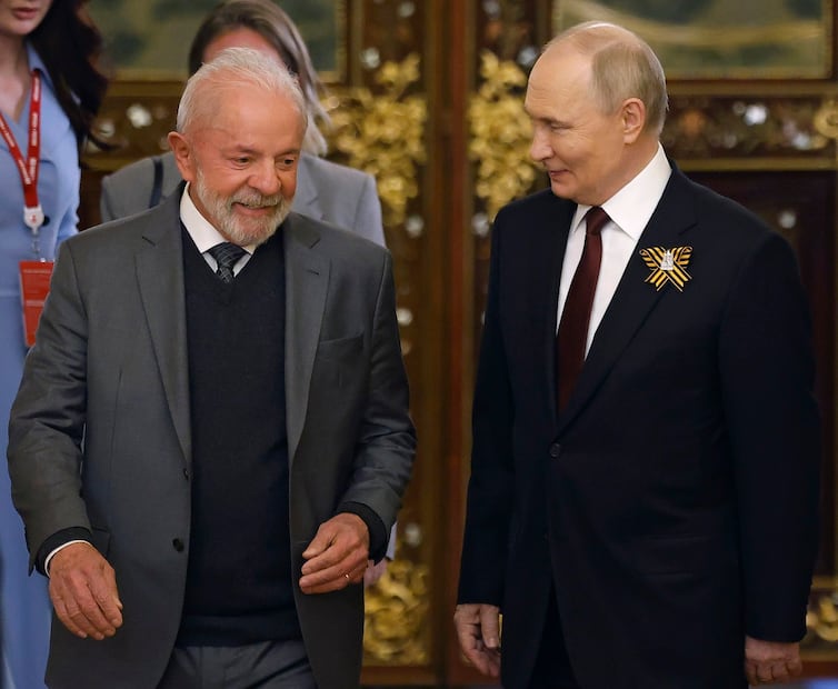 El presidente ruso, Vladimir Putin (d), y el presidente brasileño, Luiz Inácio Lula da Silva, durante su reunión en el Kremlin en Moscú, Rusia, el viernes 9 de mayo de 2025, Foto: AP
