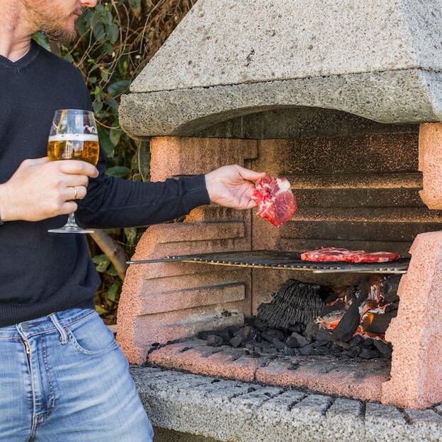 Disfruta del asado sin sufrir por el humo. Fuente: Freepik.