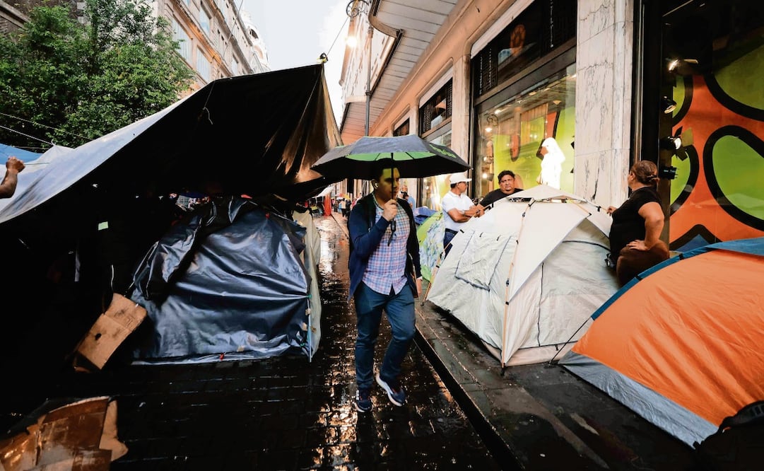 Las casas de campaña de los maestros instalados en plantón en el Centro Histórico dificultan la circulación de automóviles y transeúntes quienes deben sortear los campamentos instalados en las calles. Foto: Diego Simón Sánchez / EL UNIVERSAL