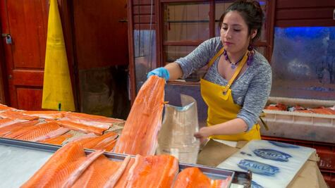 ¿Por qué en Pekín culpan al salmón de nuevo brote de Covid-19?