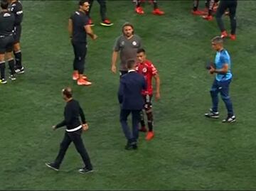 Empujones cuando Caixinha intenta ir con jugador de Xolos