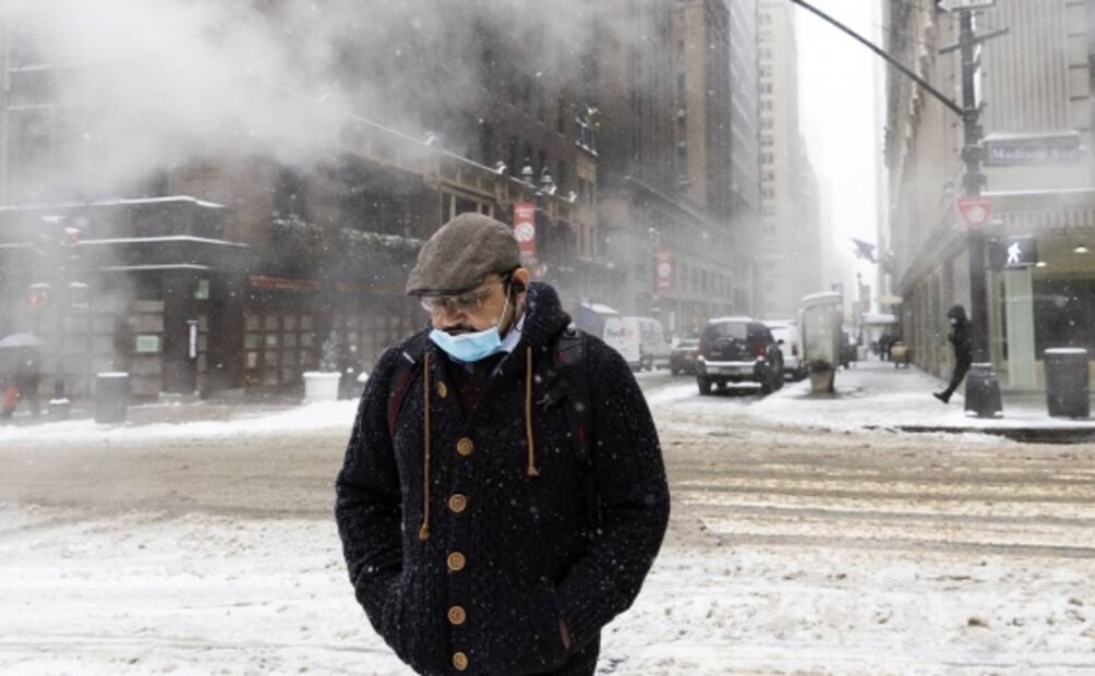 Tormenta invernal cubre de nieve el noreste de EU; retrasa vacunación de Covid