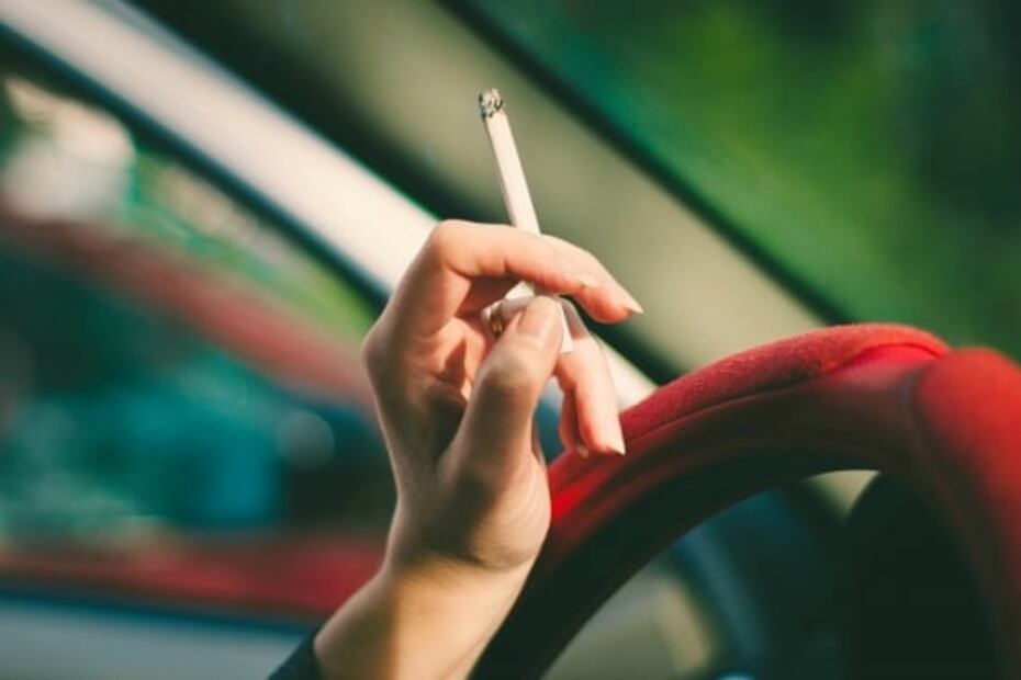 Esto es lo que pasa cuando fumas en tu auto