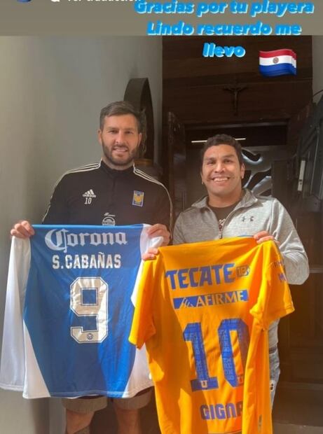 André-Pierre Gignac y Salvador Cabañas intercambian playeras de América y Tigres