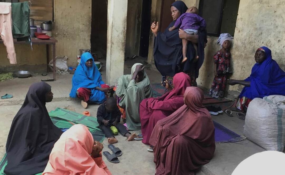 Amina Hassan, esposa del subdirector de la Escuela Secundaria Integral Femenina del Gobierno, donde hombres armados atacaron el lunes el dormitorio de la escuela, secuestraron a alumnas y asesinaron a su esposo, junto a dolientes, en Kebbi, Nigeria, el martes 18 de noviembre de 2025. Foto: AP