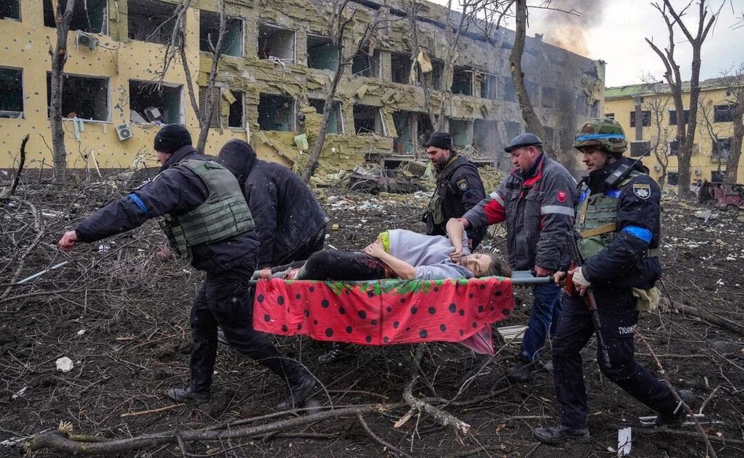 Una mujer embarazada es evacuada en camilla de un hospital infantil en Mariupol, tras un bombardeo en la ciudad. Foto: AP