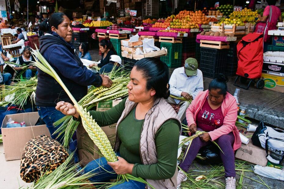 La hechura y venta de ramos de palma es una tradición en la que
toda la familia participa, por eso se traen hasta a los más pequeños. Foto: Abril Angulo | El Universal