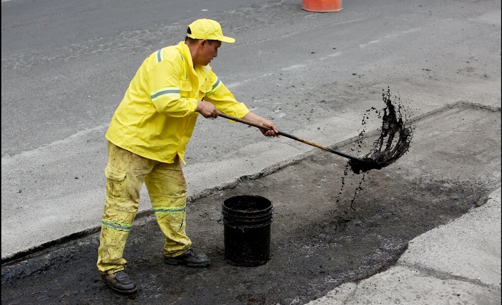 Trabajadores continúan con el bacheo de Periférico Norte, en el Estado de México, el 9 de julio de 2025. Foto: Darío Luna/EL UNIVERSAL