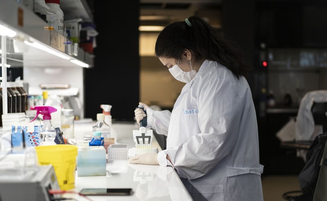 Científica midiendo anticuerpos de una muestra en un laboratorio. Foto: 