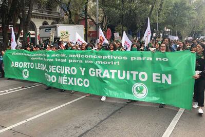Marchan mujeres a favor del aborto