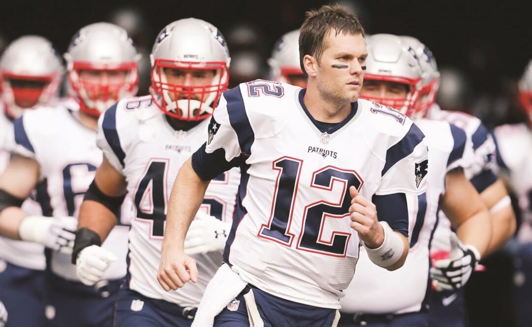 Con Tom Brady (12) en los controles, Nueva Inglaterra aseguró la localía en los Playoffs. (REINHOLD MATAY. USA TODAY SPORTS)
