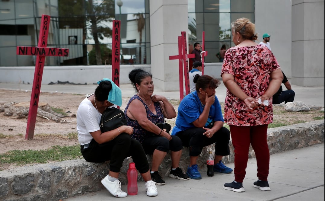 Decenas de familias acudieron a la FGE en Ciudad Juárez, Chihuahua, para saber si entre los 383 cuerpos encontrados en el crematorio Plenitud está su familiar fallecido, el 2 de julio de 2025. Foto Especial