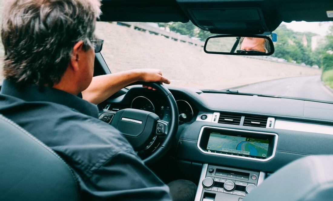 Mientras conduces, recibes estímulos sonoros y visuales que pueden distraerte. | Fotos: Pexels y Unsplash