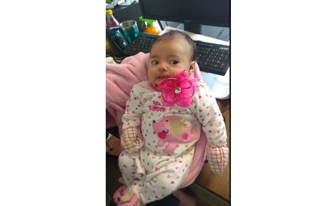 La infante se encontraba envuelta en un cobertor rosa y había sido depositada en el acotamiento. /Imágenes proporcionadas por Policía Federal y de Tlalnepantla