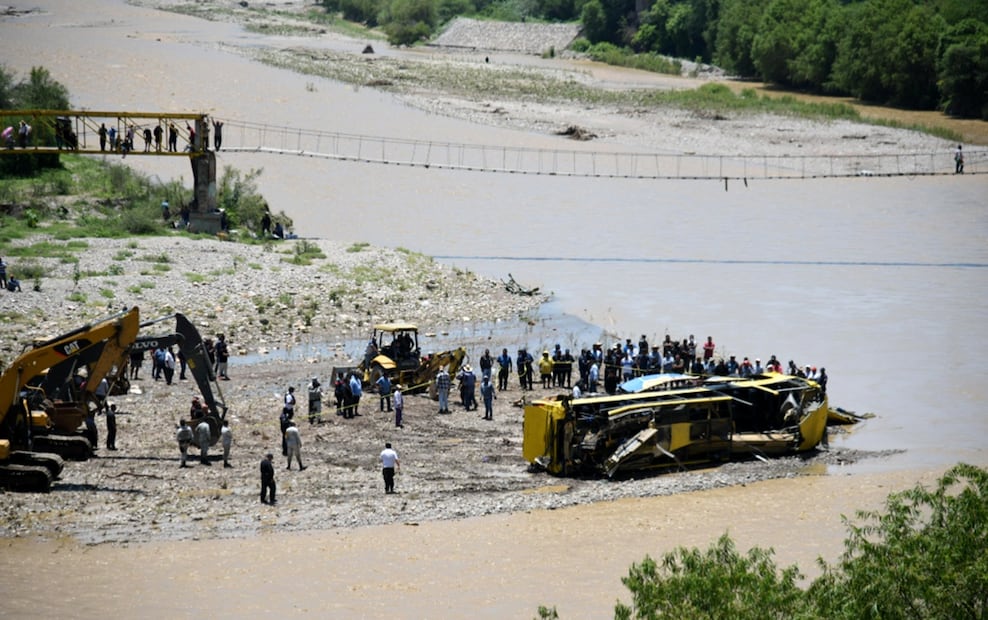 Un autobús de pasajeros de la línea Oro volcó esta madrugada sobre la carretera Tulcingo-Tlapa y cayó al río Tlapaneco del municipio de Alpoyeca, Guerrero, el 4 de julio de 2025. Foto: Salvador Cisneros/EL UNIVERSAL