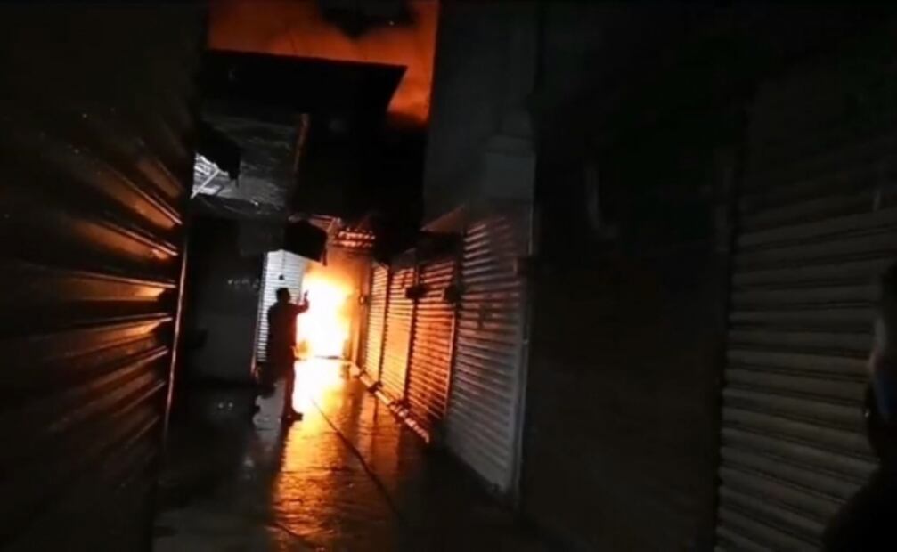 Se incendia Central de Abasto de Oaxaca; solicitan ayuda y pipas para sofocar el fuego 