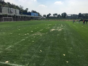 Césped de La Noria luce en malas condiciones en pretemporada de Cruz Azul