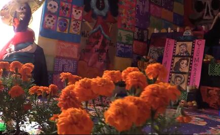 Dedican ofrenda a personajes de la Época de Oro 