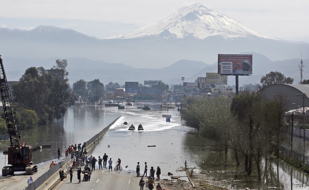 Inundación por aguas negras, 2010, en Valle de Chalco. Al fondo se tiene vista directa del volcán Popocatépetl. Foto: Juan Boites/EL UNIVERSAL.