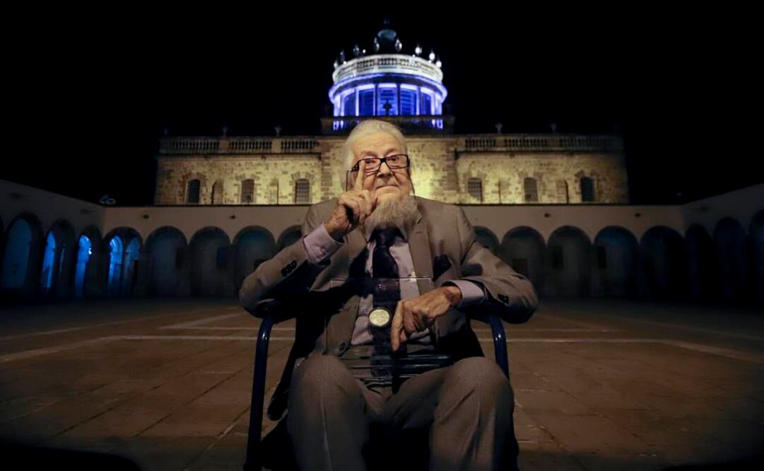 "Se me premia más que nada por la fidelidad que desde casi un niño siento por su obra", dijo. FOTO: EFE.